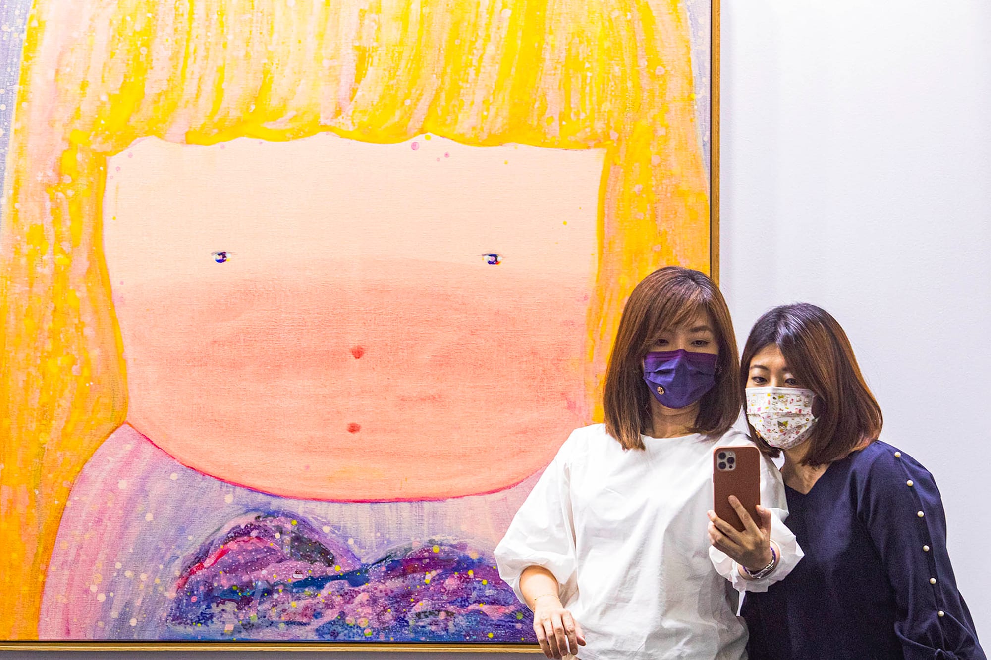 2022年5月21日,台北當代藝術博覽會,市民與藝術品合照。