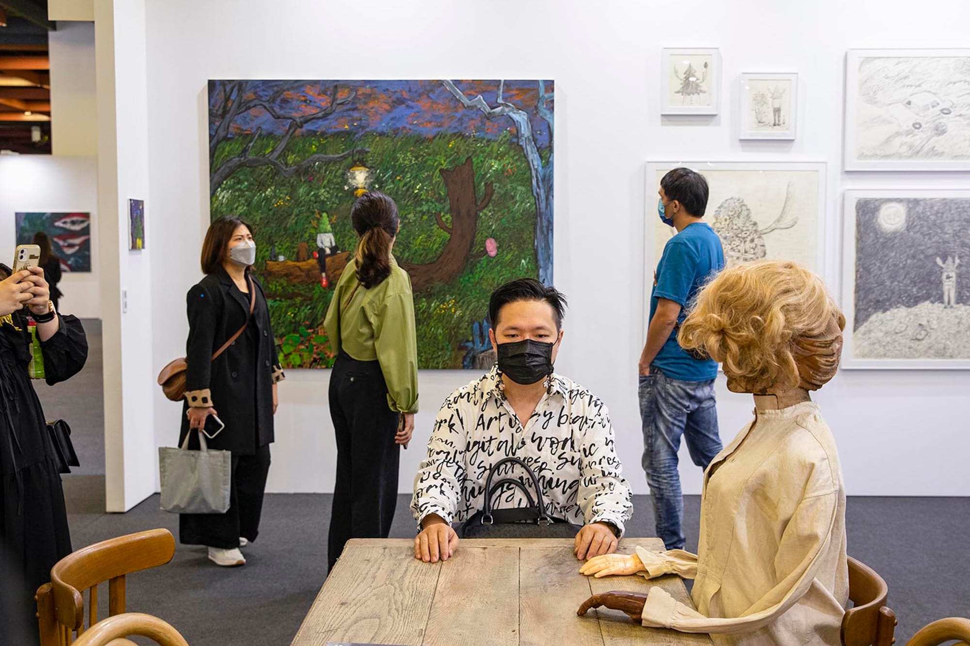 2022年5月21日,台北當代藝術博覽會,市民與藝術品合照。