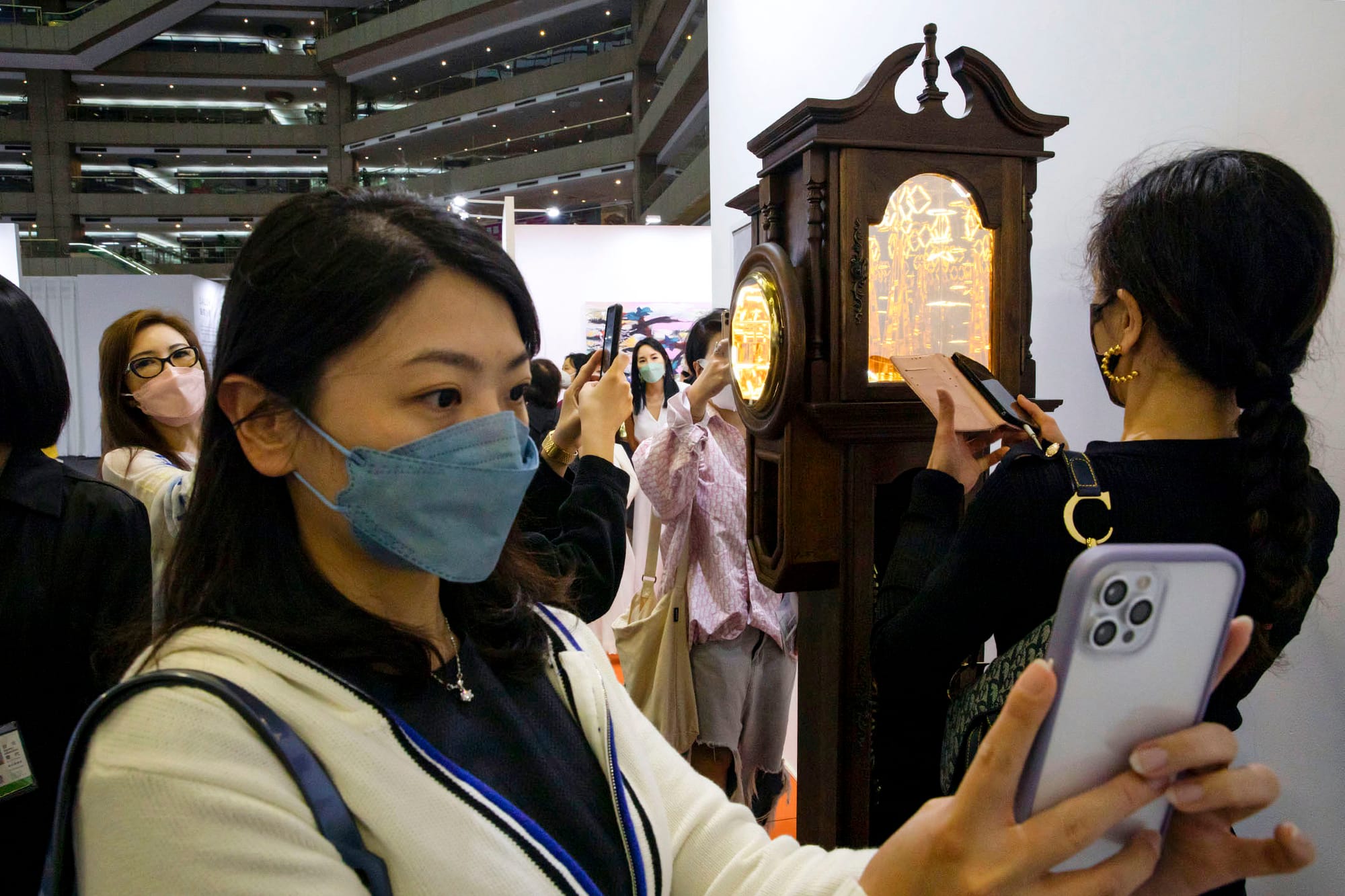 2022年5月20日,台北當代藝術博覽會,市民拍攝藝術品和自拍。