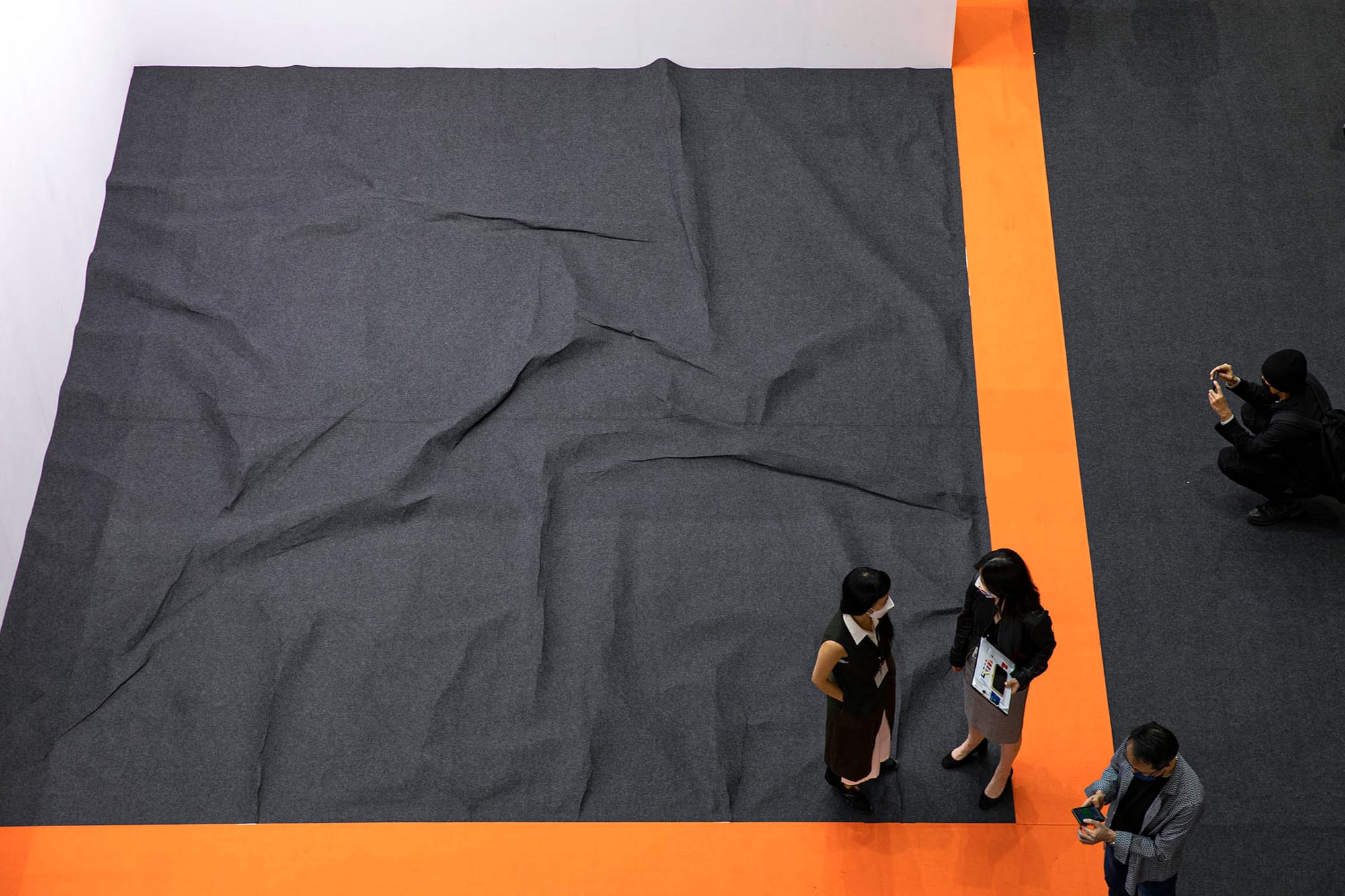 2022年5月20日,台北當代藝術博覽會,市民拍攝藝術品。