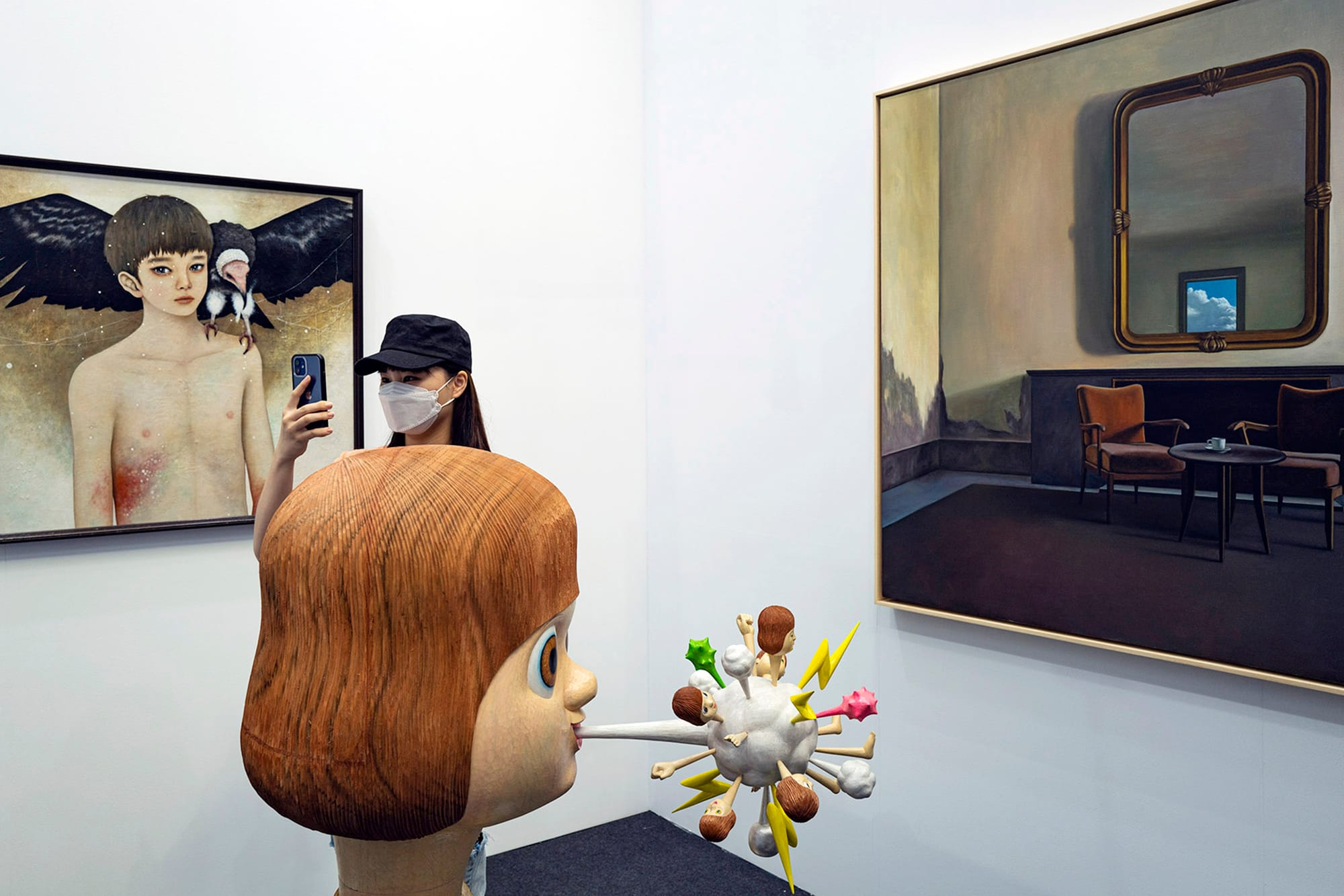 2022年5月21日,台北當代藝術博覽會,市民拍攝藝術品。