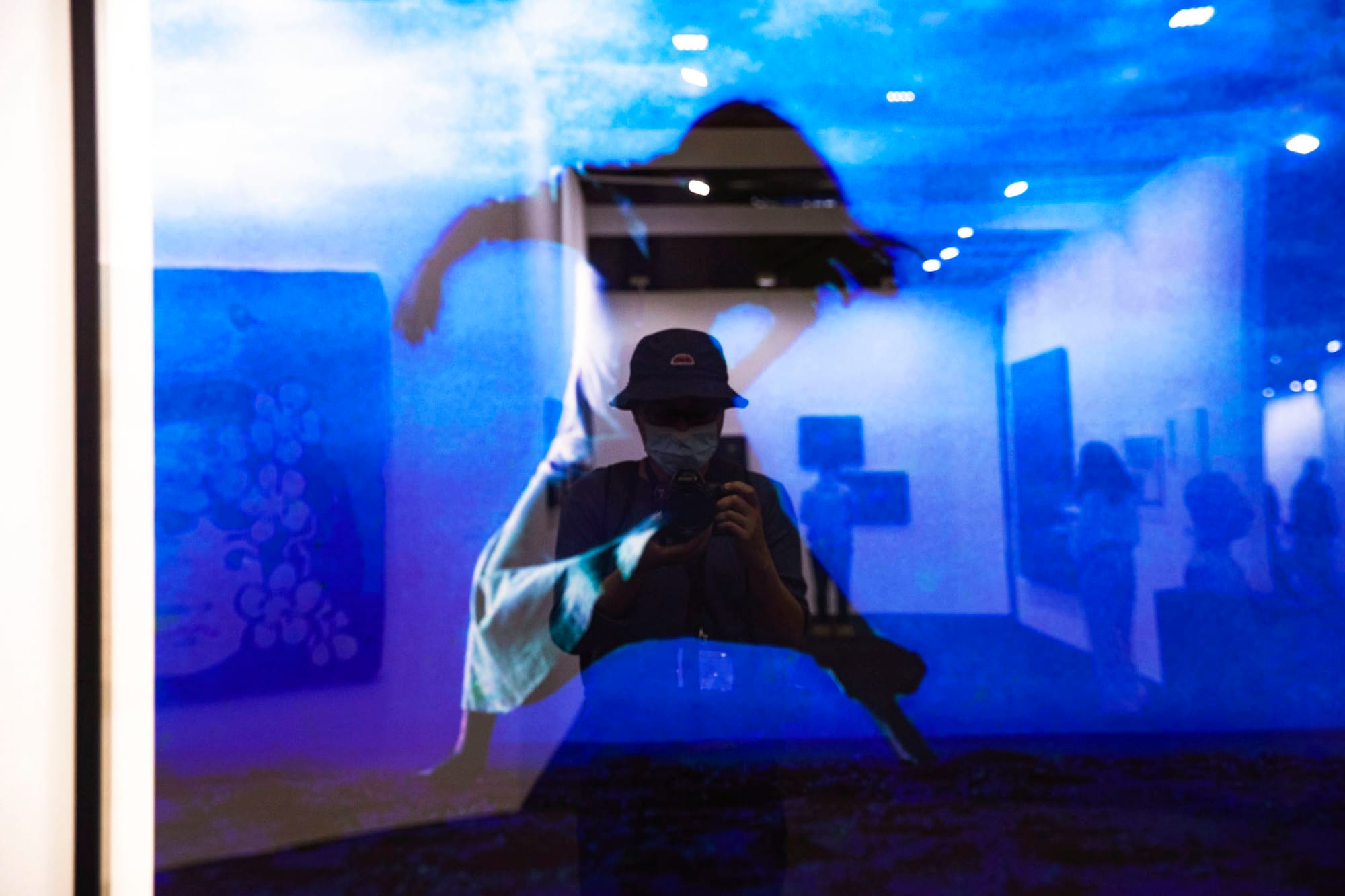 2022年5月20日,台北當代藝術博覽會,市民拍攝藝術品。