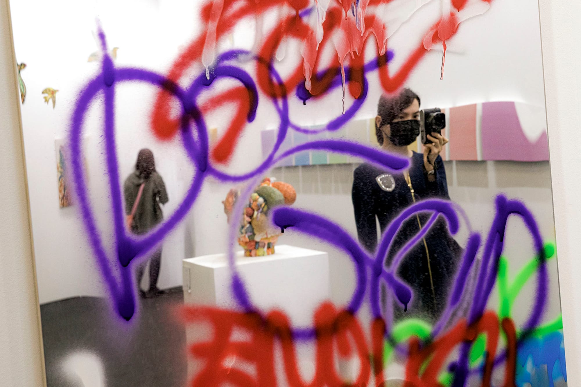 2022年5月20日,台北當代藝術博覽會,市民與藝術品拍照。