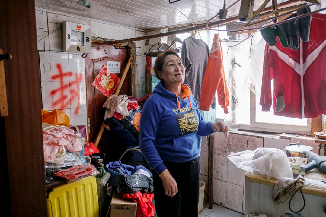 江承英爬上樓去晾衣服,那層的住戶早已搬走。