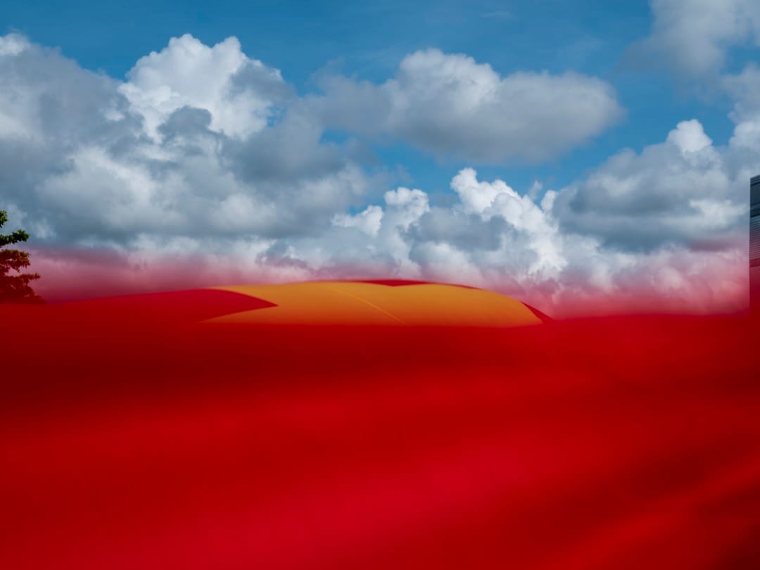 2022年6月29日，金鐘添馬公園有市民舉行快閃唱國歌行動，期間展示巨幅國旗及特區區旗。