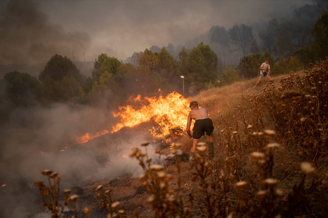 2022年7月17日，西班牙巴塞隆拿發生山火，截止拍攝時山火已焚燒95公頃地，當地消防部門指山火有機會蔓延至鄰近1500公頃地，呼籲當地居民疏散。