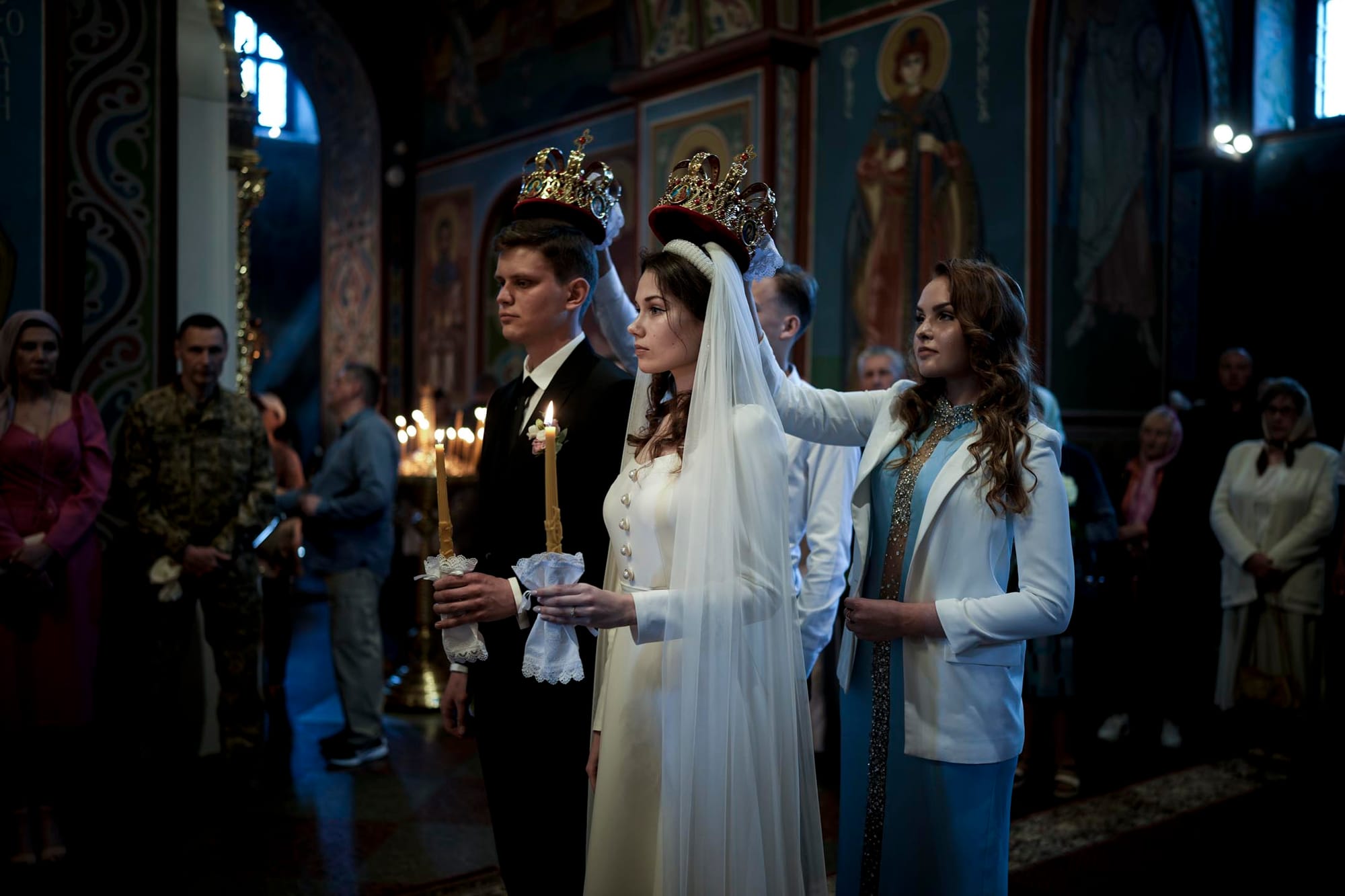 2022年5月29日，乌克兰基辅，一对夫妇在大教堂结婚。