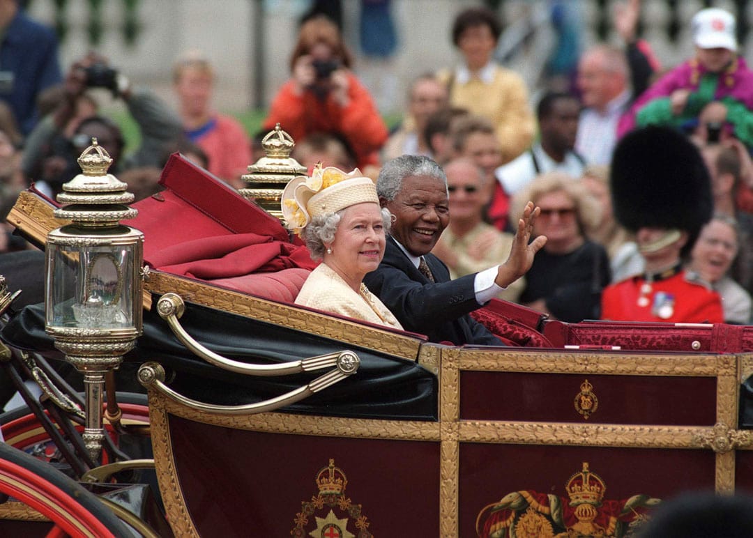 1996年7月9日，英女王伊莉莎白二世與南非總統曼德拉在英國會面。