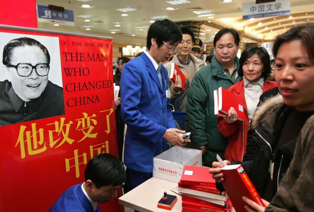 2005年2月4日,中國上海,美國作家兼庫恩推出中國國家主席江澤民的傳記,當地市民排隊拿作者簽名。