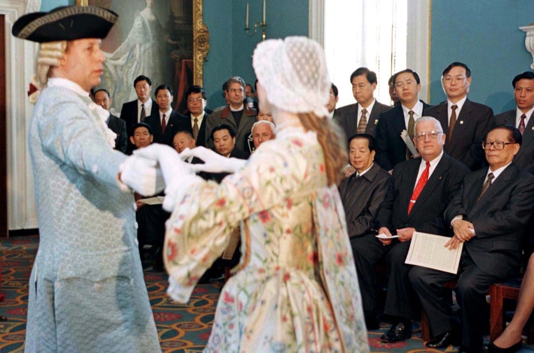 1997年10月28日,中國國家主席江澤民到訪美國,期間參觀佛吉尼亞州殖民時期威廉斯堡歷史保護區,欣賞一套美國殖民時期的舞蹈。