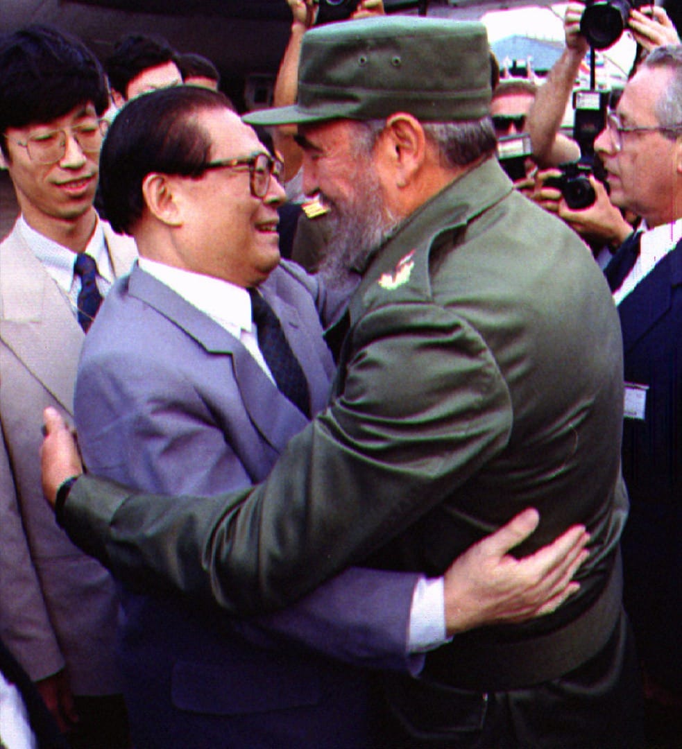 1993年11月21日,中國國家主席江澤民到訪古巴,抵達哈瓦那機場後與總統卡斯特羅擁抱。
