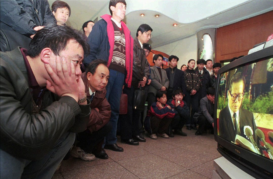 1997年2月25日,中國市民聚集在北京一家百貨公司的電視機前,收看中國國家主席江澤民對剛去世的領導人鄧小平的悼詞的電視直播。