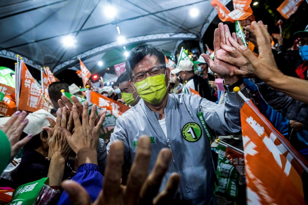 2022年11月24日，民進黨新北市長候選人林佳龍舉行造勢晚會，進場時跟支持者握手。