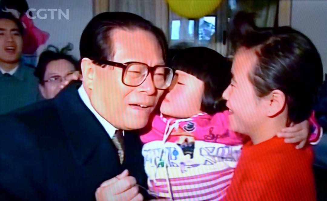 2021年7月,中國慶祝中共創黨100週年,在一個展館的螢幕上播放1993-2003年期間,時任中共總書記江澤民的片段。