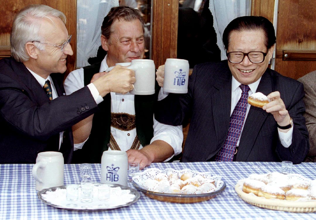 1995年7月15日,中國國家主席江澤民(右)與德國巴伐利亞州州長埃德蒙·施托伊貝爾,用啤酒互相敬禮。