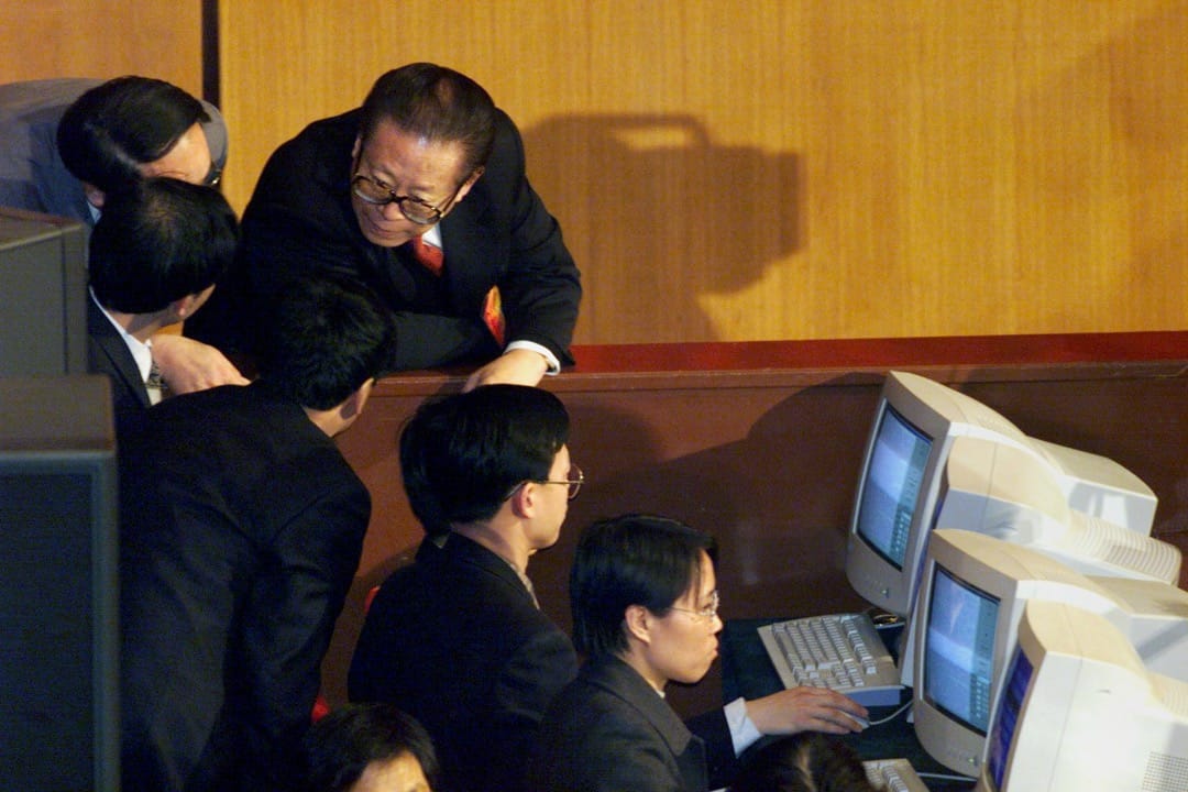 2000年5月3日,中國北京,中國國家主席江澤民在總理朱鎔基在全國人大發表演說期間與電腦技術人員對話。