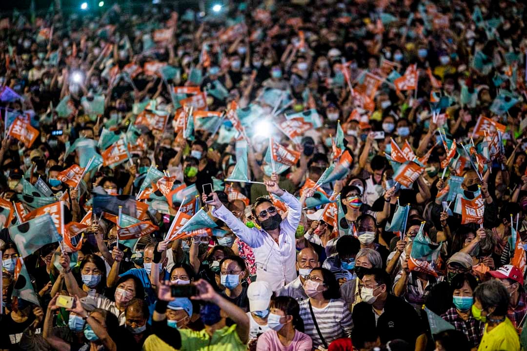 2022年11月13日，民進黨台北市市長候選人陳時中在凱道舉行造勢活動，支持者揮舞旗幟。