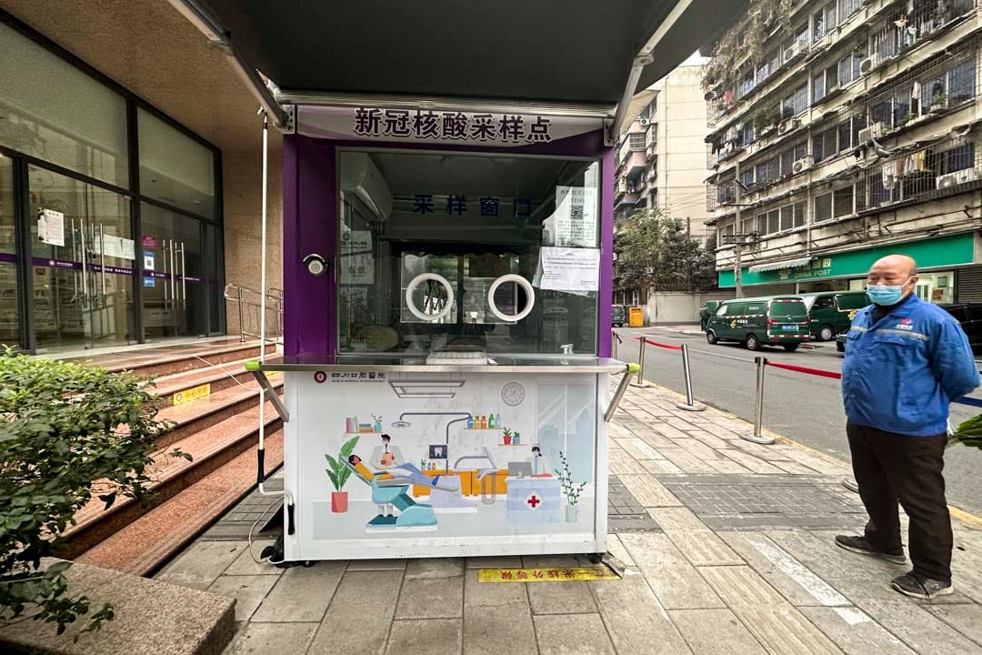 2022年12月8日,中國成都,一名工作人員在拆除一組核酸檢測採樣站。