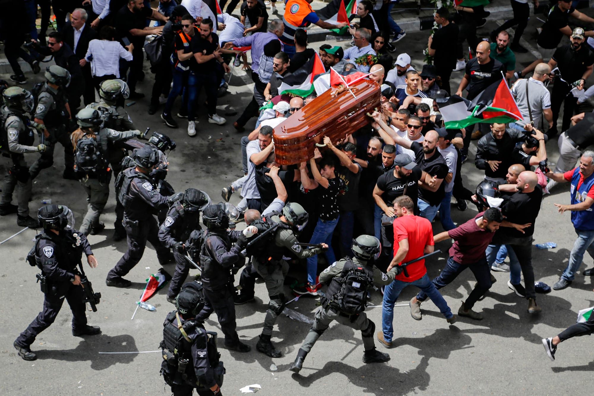 2022年5月13日，耶路撒冷舉行的葬禮上，哀悼者抬著被殺害的半島電視台巴勒斯坦裔記者Shireen Abu Akleh的棺材，與以色列警察發生衝突。