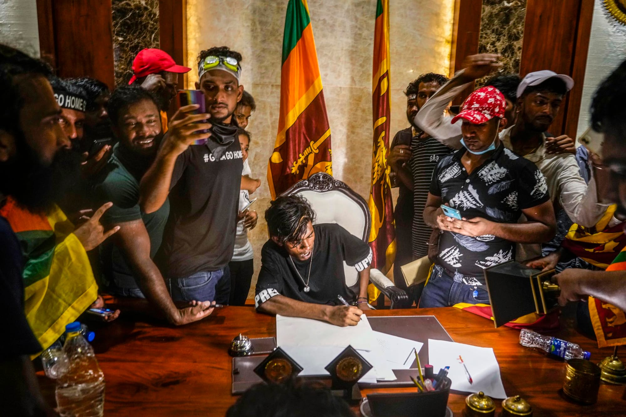 2022年7月13日，一名示威者衝進斯里蘭卡總理威克瑞米辛赫 (Ranil Wickremesinghe) 的辦公室，並坐在他的辦公桌，斯里蘭卡面對嚴重的經濟危機，加上示威者不滿政府管治，觸發大型示威。