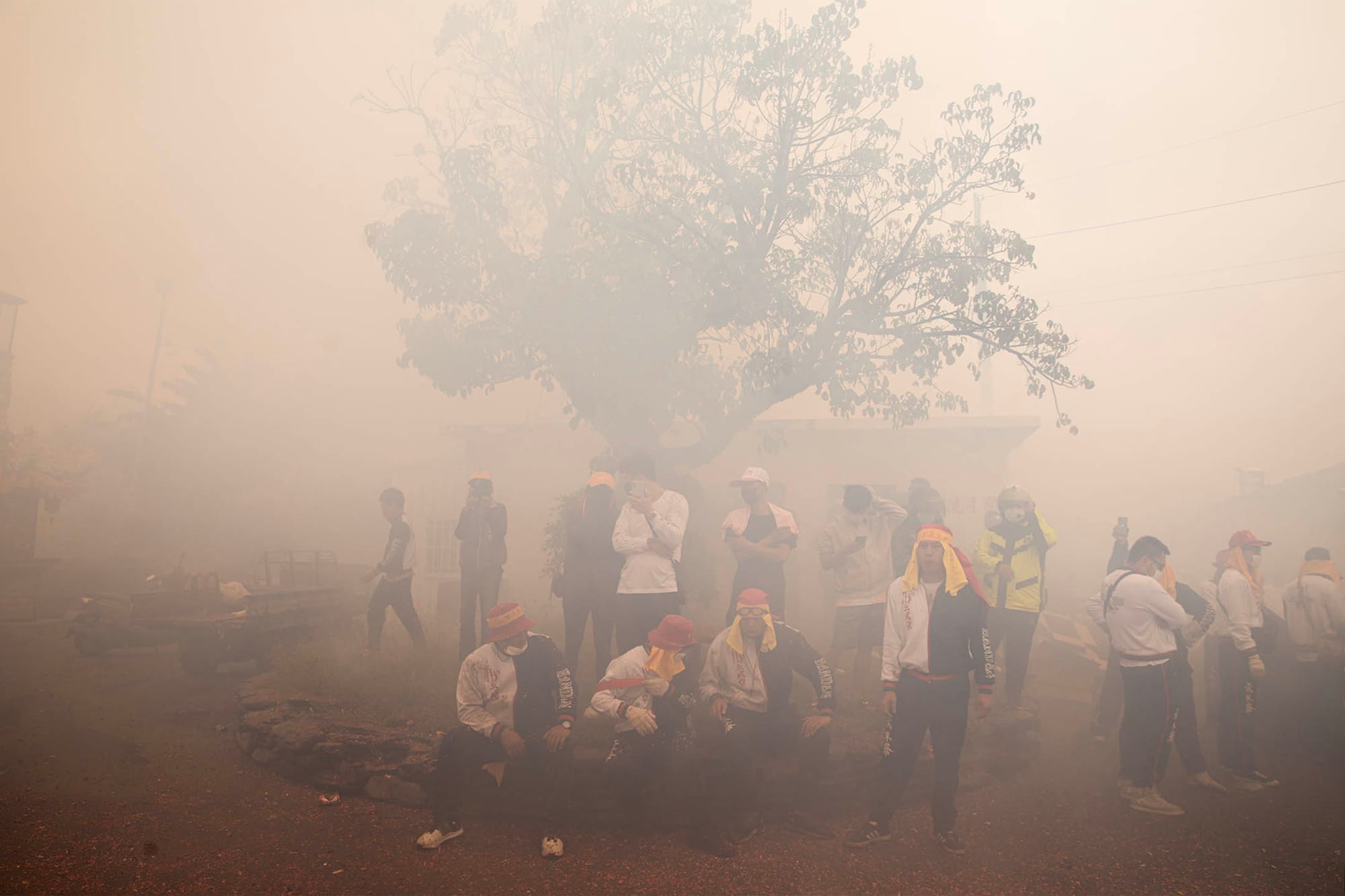 2023年2月5日,台東炸寒單,民眾被煙霧籠罩。