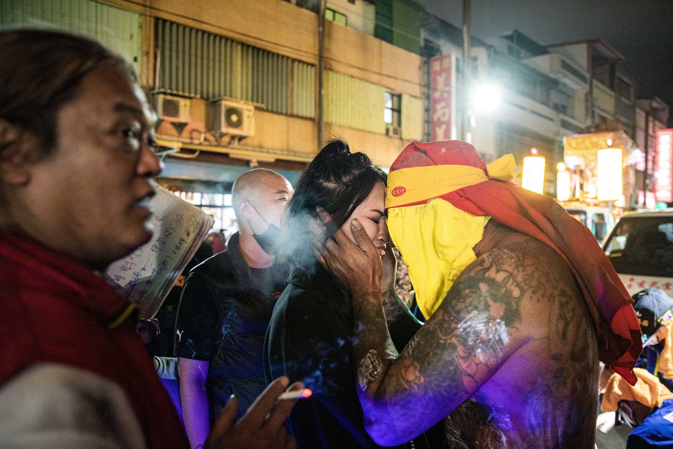 2023年2月5日,台東炸寒單活動期間,一名父親安慰女兒。