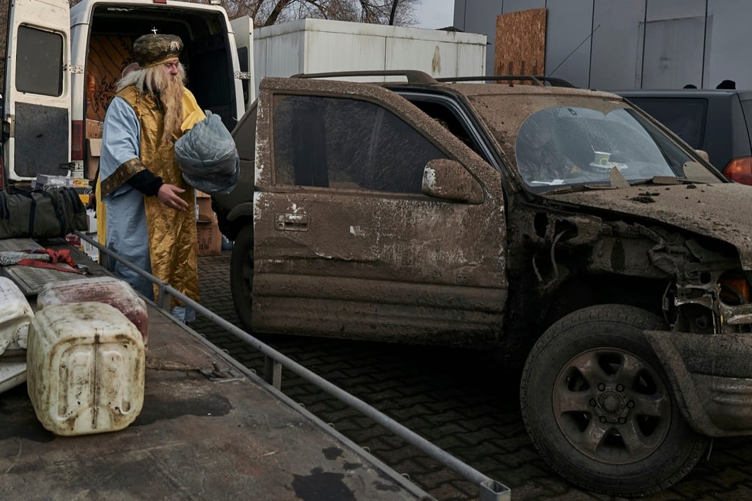 2022年12月25日，圣诞节，乌克兰顿涅茨克州康斯坦丁尼夫卡市（Kostiantynivka），一名义工装扮成圣尼古拉斯（Saint Nicholas）向当地军人派礼物。