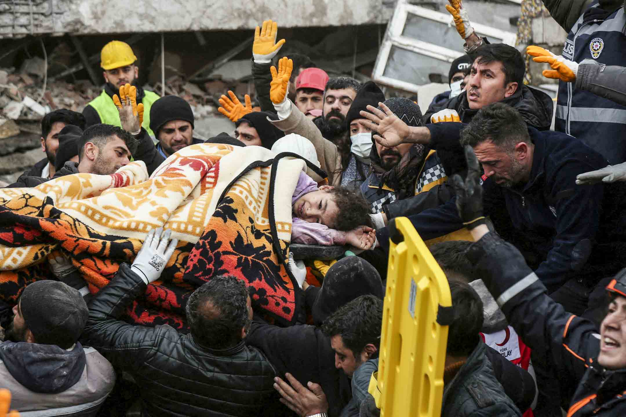 2023年2月6日，土耳其南部及叙利亚北部接壤地区发生规模7.8级强烈地震，土耳其迪亚巴克尔的救援人员从倒塌的建筑物中救出一名女孩。 摄：Sertac Kayar/Reuters/达志影像