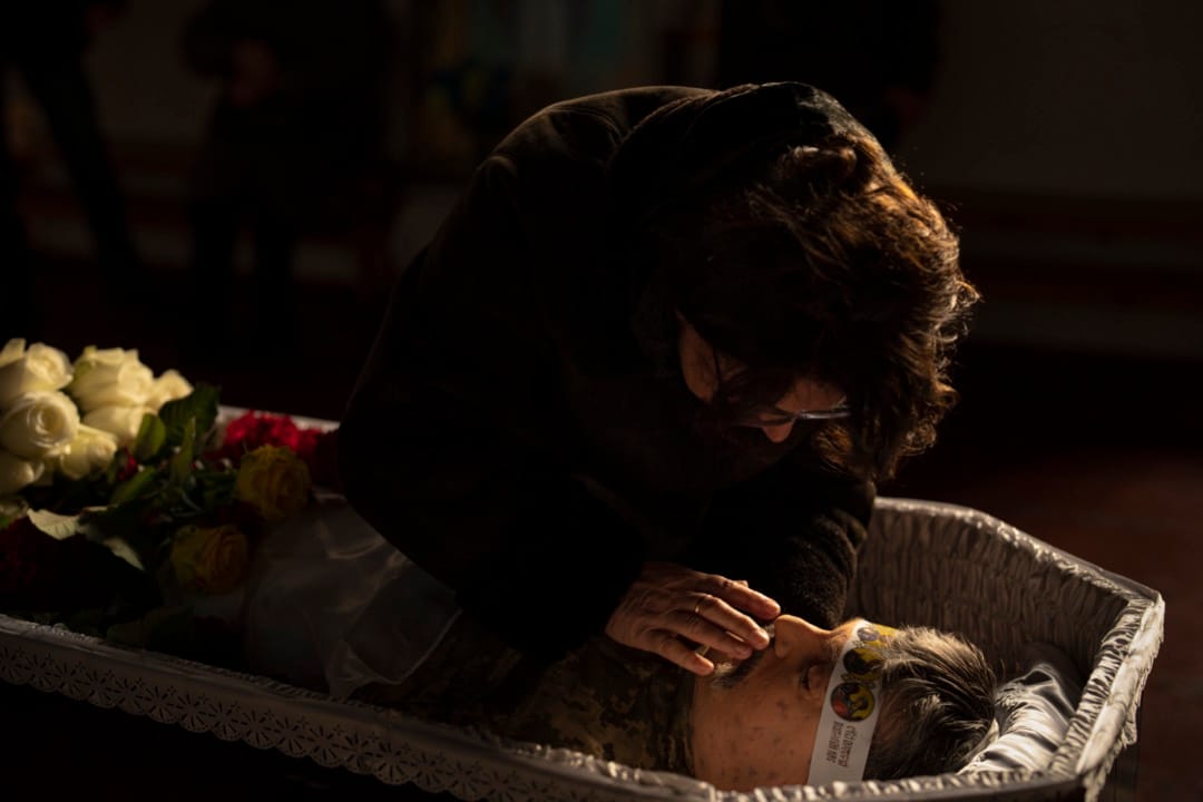 2023年2月16日，乌克兰哈尔科夫，Natalya在丈夫Hennadii Kovshyk的丧礼上向他的遗体道别，他在乌克兰东部的战线中阵亡。