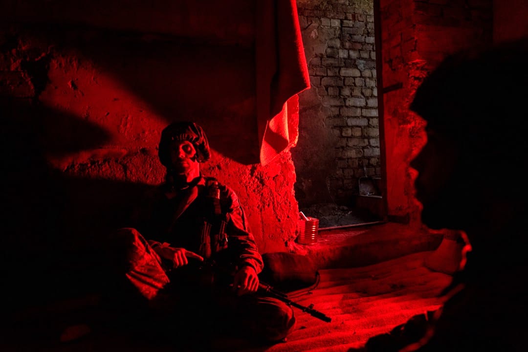 2022年7月12日，乌克兰哈尔科夫，数名士兵在一个防空洞内找掩护。