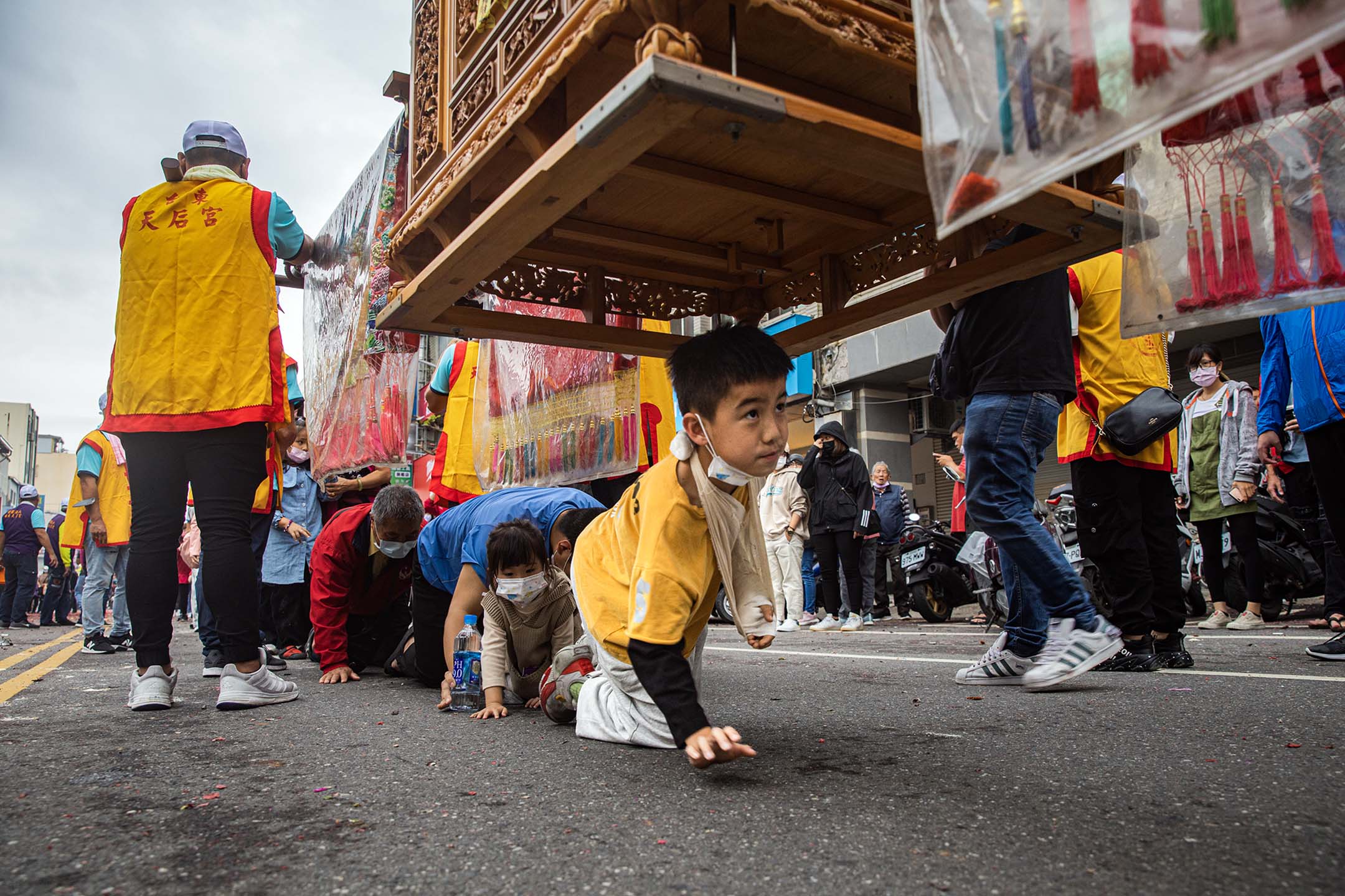2023年2月5日,台東,遶境期間,民眾鑽轎腳祈福。