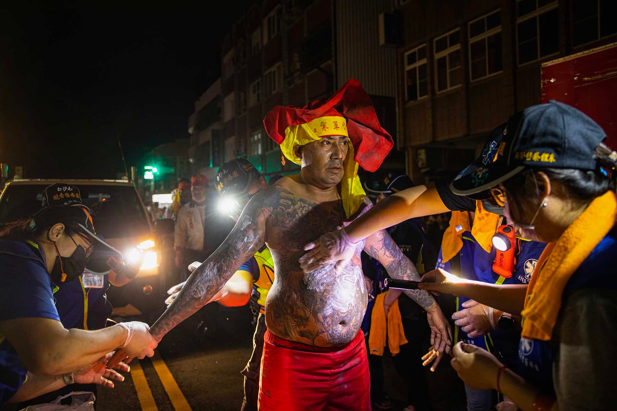 2023年2月5日,台東炸寒單,急救人員為一名肉身寒單療傷。