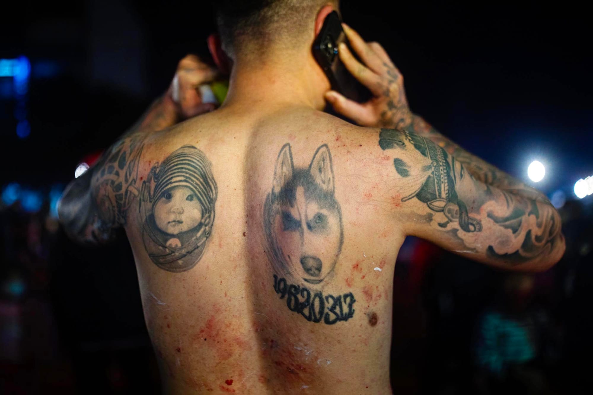 2023年2月5日,台東,一名肉身寒單背上佈滿傷痕。