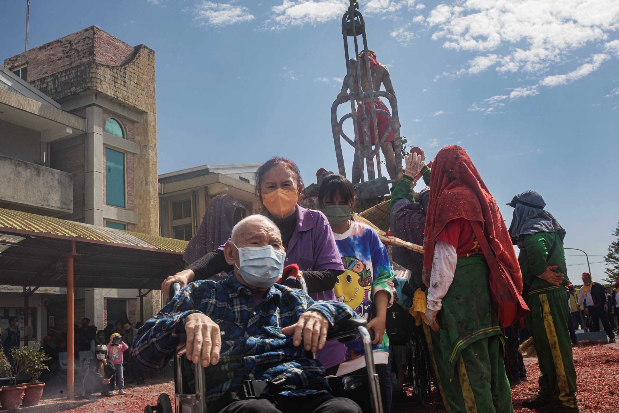 2023年2月6日,台東一間護老院,老人鑽轎腳祈福。