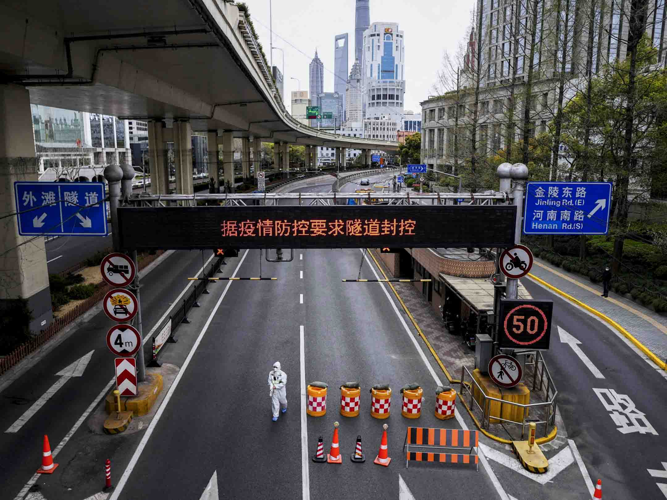 2022年3月28日,上海黃浦江對面浦東地區的隧道入口處。