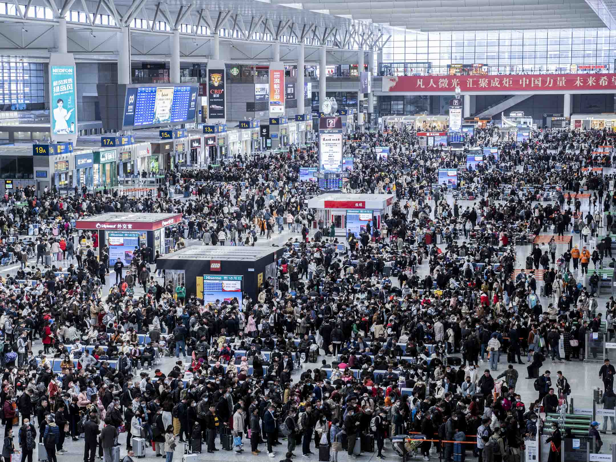 2023年3月16日,上海虹橋高鐵站出境大堂的旅客。