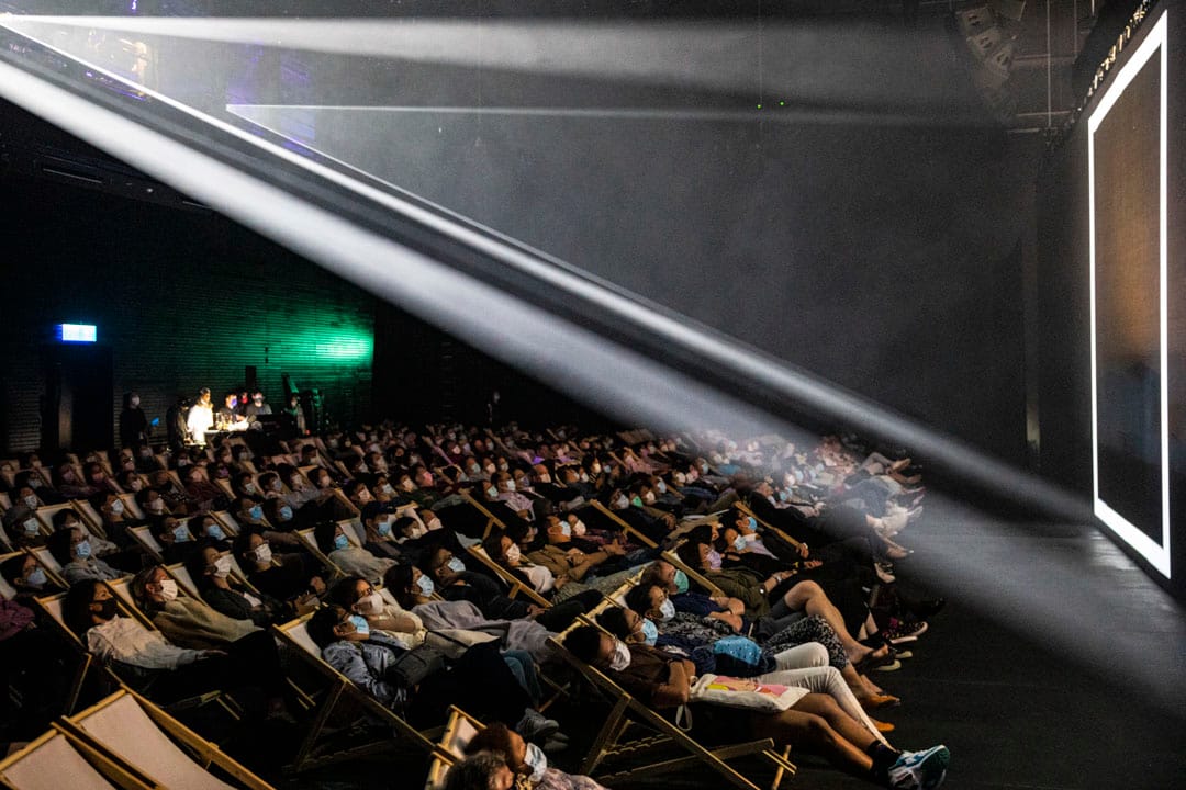 2020年11月7 日，疫情期間，戴上口罩的市民在西九龍文化區欣賞自由爵士音樂節的表演。