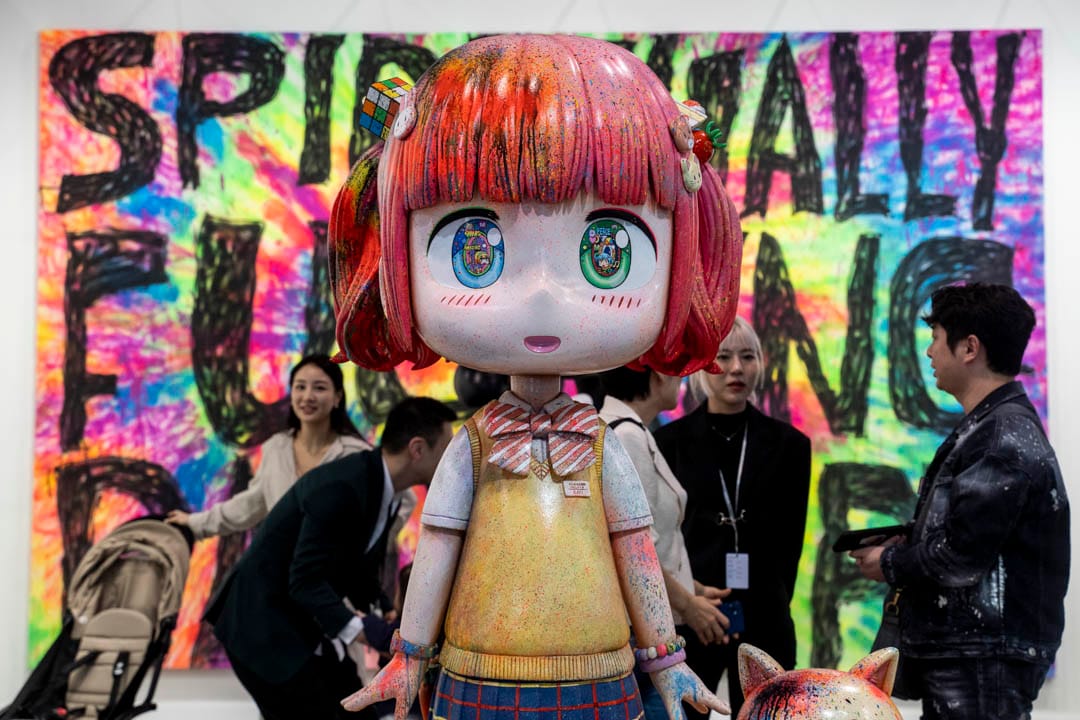 由日本藝術家村上隆執導與策劃的東京畫廊Kaikai Kiki展出多個雕塑作品, 包括藝術家Mr. 的萌少女雕塑。