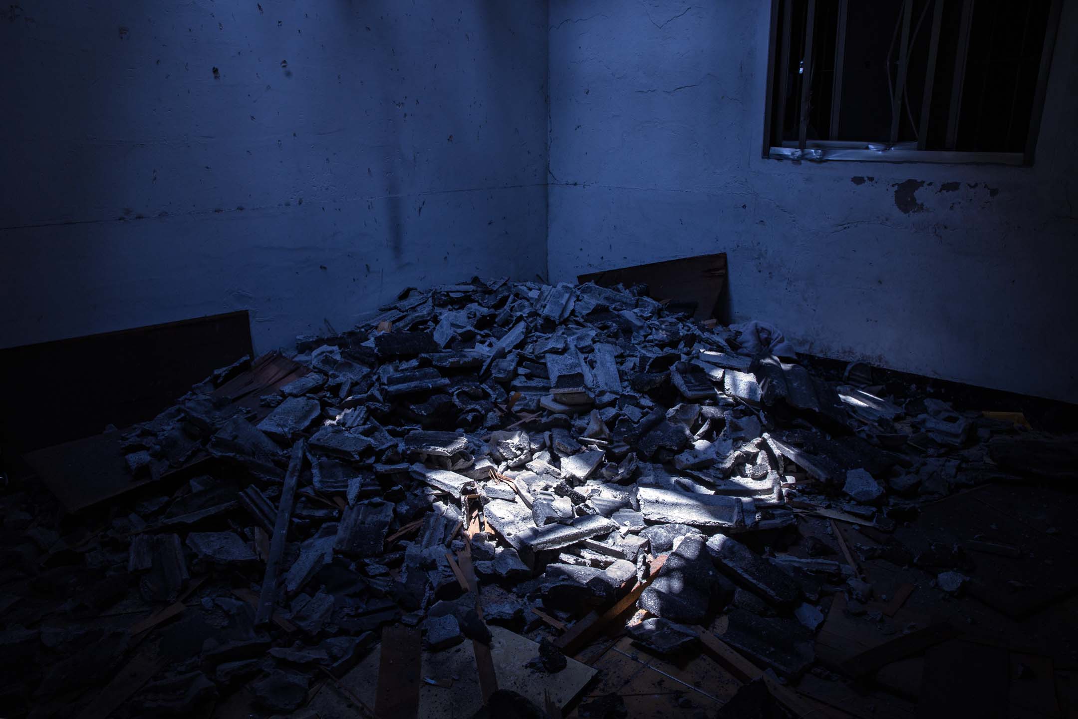 2023年4月10日,台中番仔路庄,房子内的一堆瓦礫。