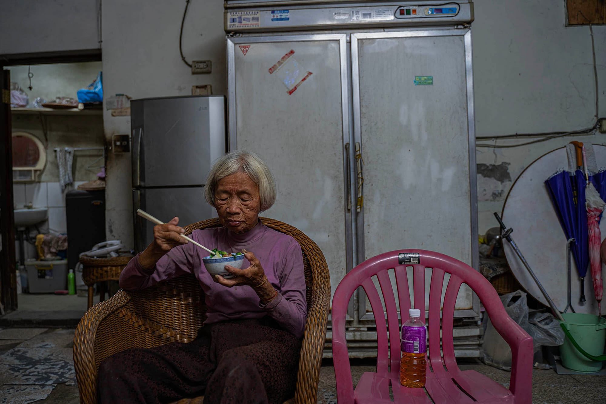 2023年4月9日,台中番仔路庄,居民在家中吃飯。