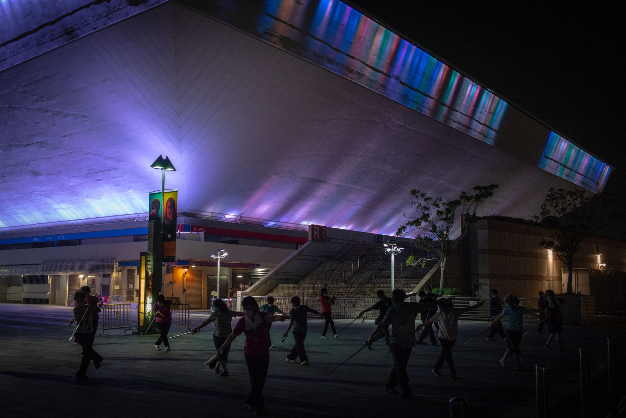  2022年7月29日，一班市民在紅磡體育館外練劍。