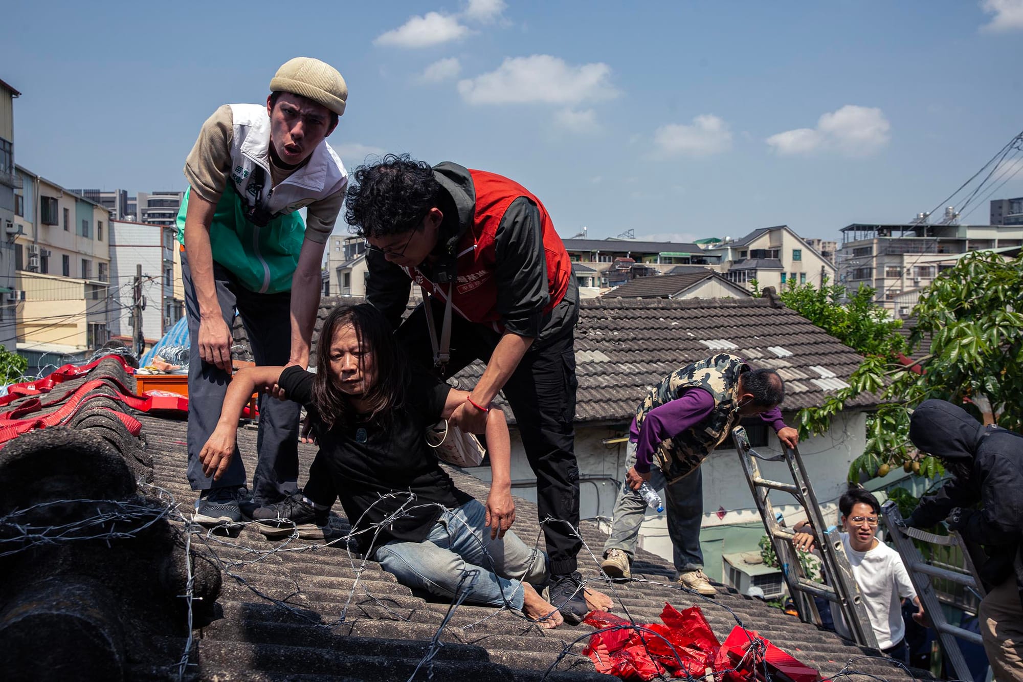 2023年4月10日,台中番仔路庄,林秀芬在家的屋頂上留守。