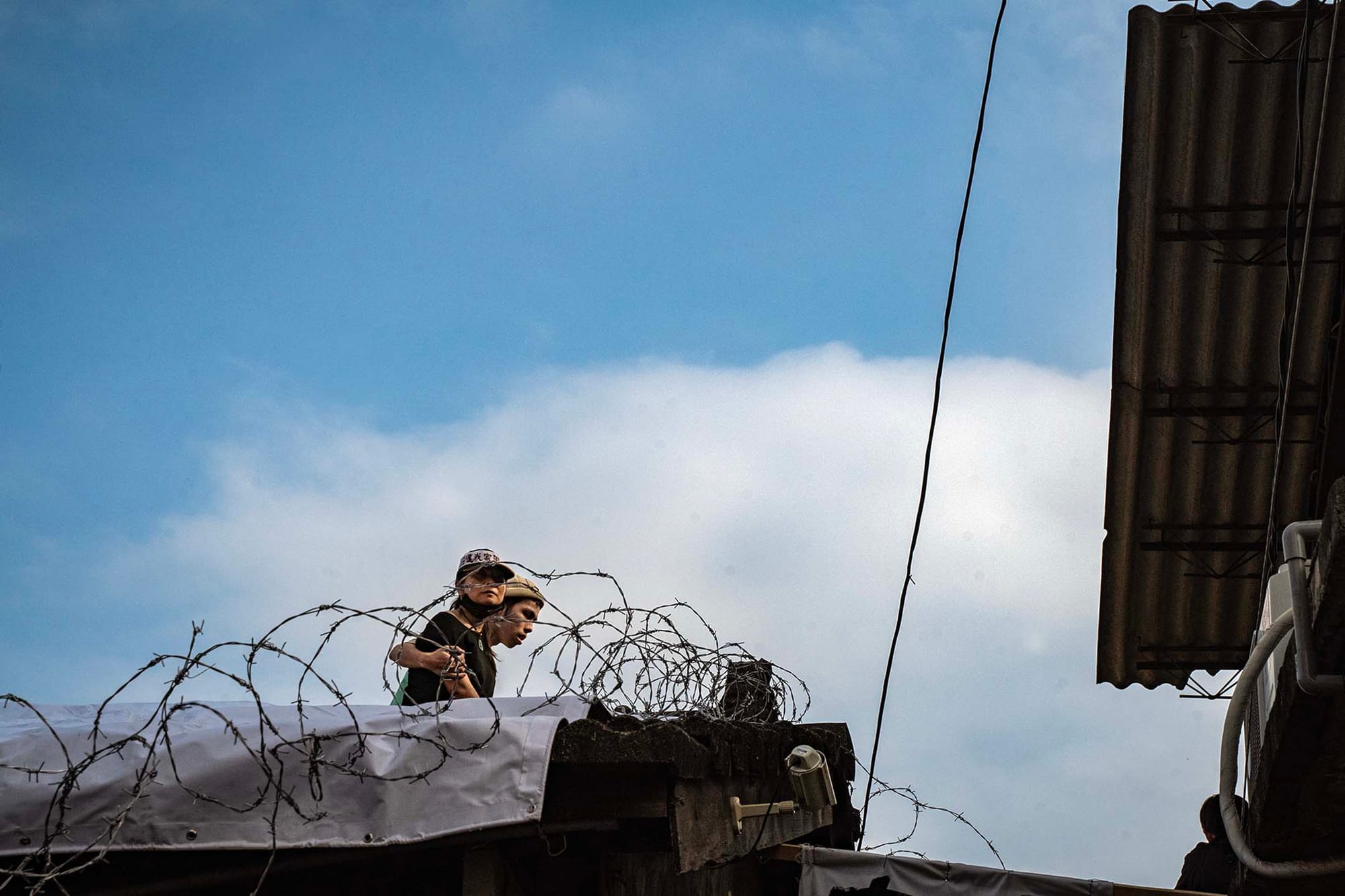 2023年4月10日,台中番仔路庄,林秀芬站在家的屋頂上留守。