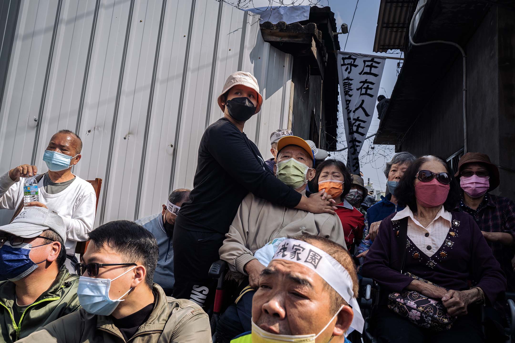 2023年4月10日,台中番仔路庄,居民聚集在面臨清拆的房子前與警方對峙。