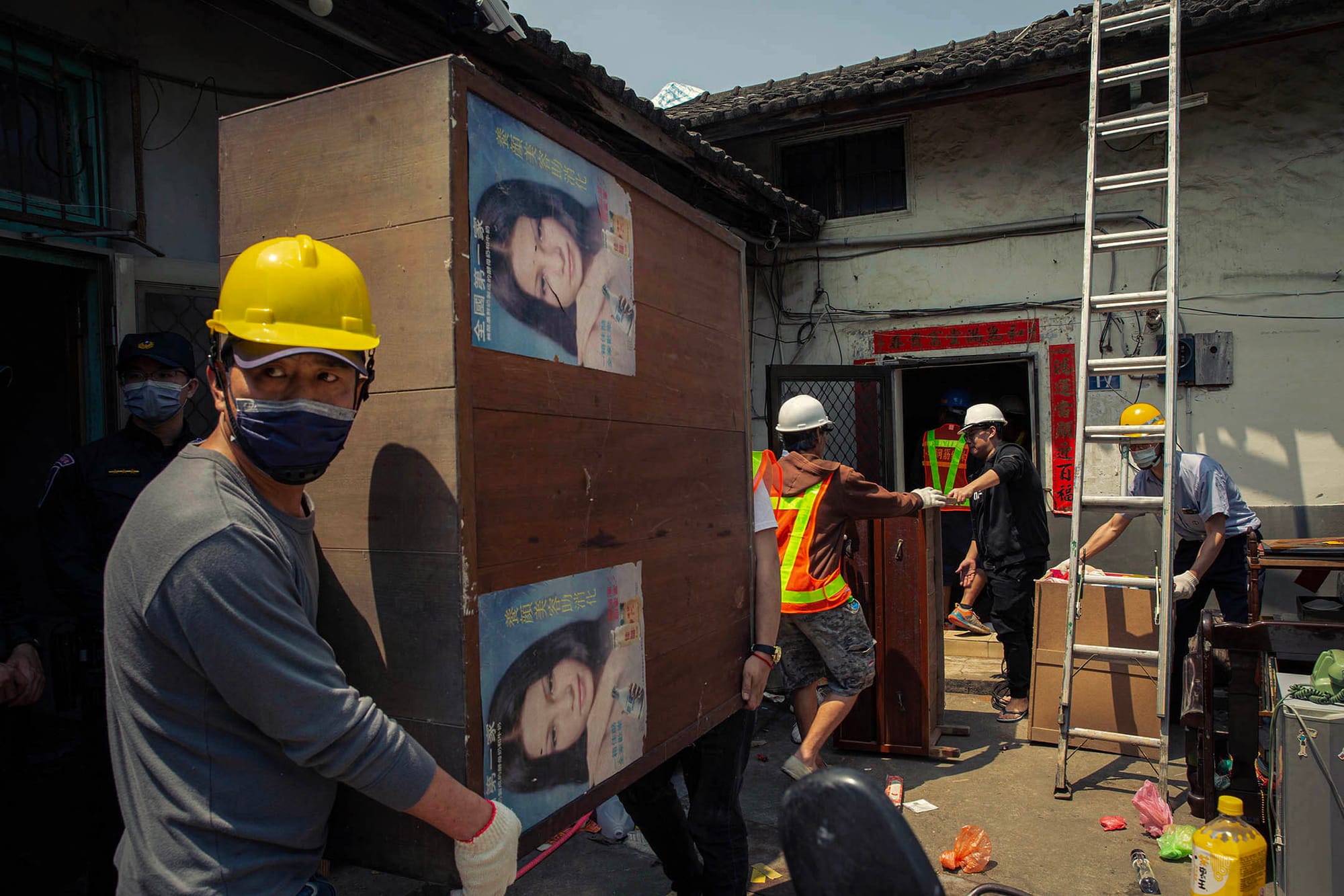 2023年4月10日,台中番仔路庄,工人由林秀芬的房子搬出家具。