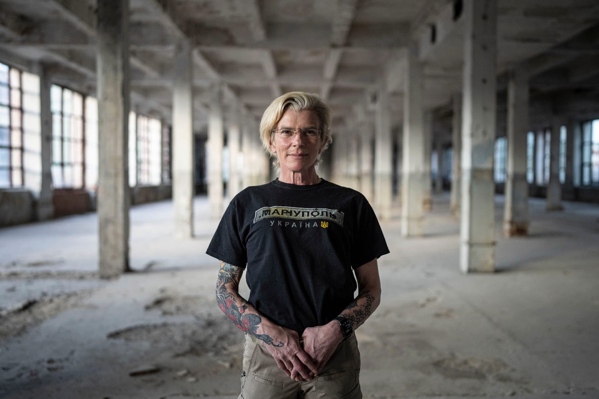 2022年7月8日，乌克兰基辅， Yuliia Paievska 接受美联社采访。她曾因拍摄马里乌波尔医院前线实被俄罗斯军队俘虏。摄：Evgeniy Maloletka/AP/达志影像