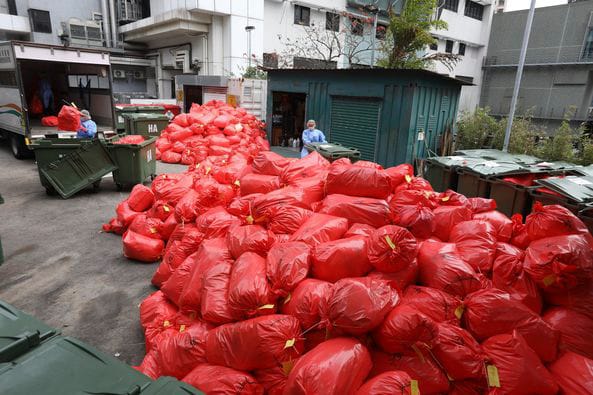 2022年3月6日，香港明愛醫院，清潔工人正在運送醫療廢物。