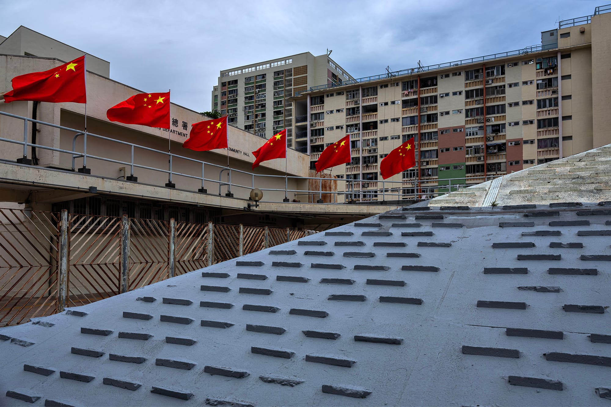 2023年7月1日,沙田禾𪨶邨,商场上的平台一律挂上国旗,而没有香港特区区旗。摄:陈焯煇/端传媒