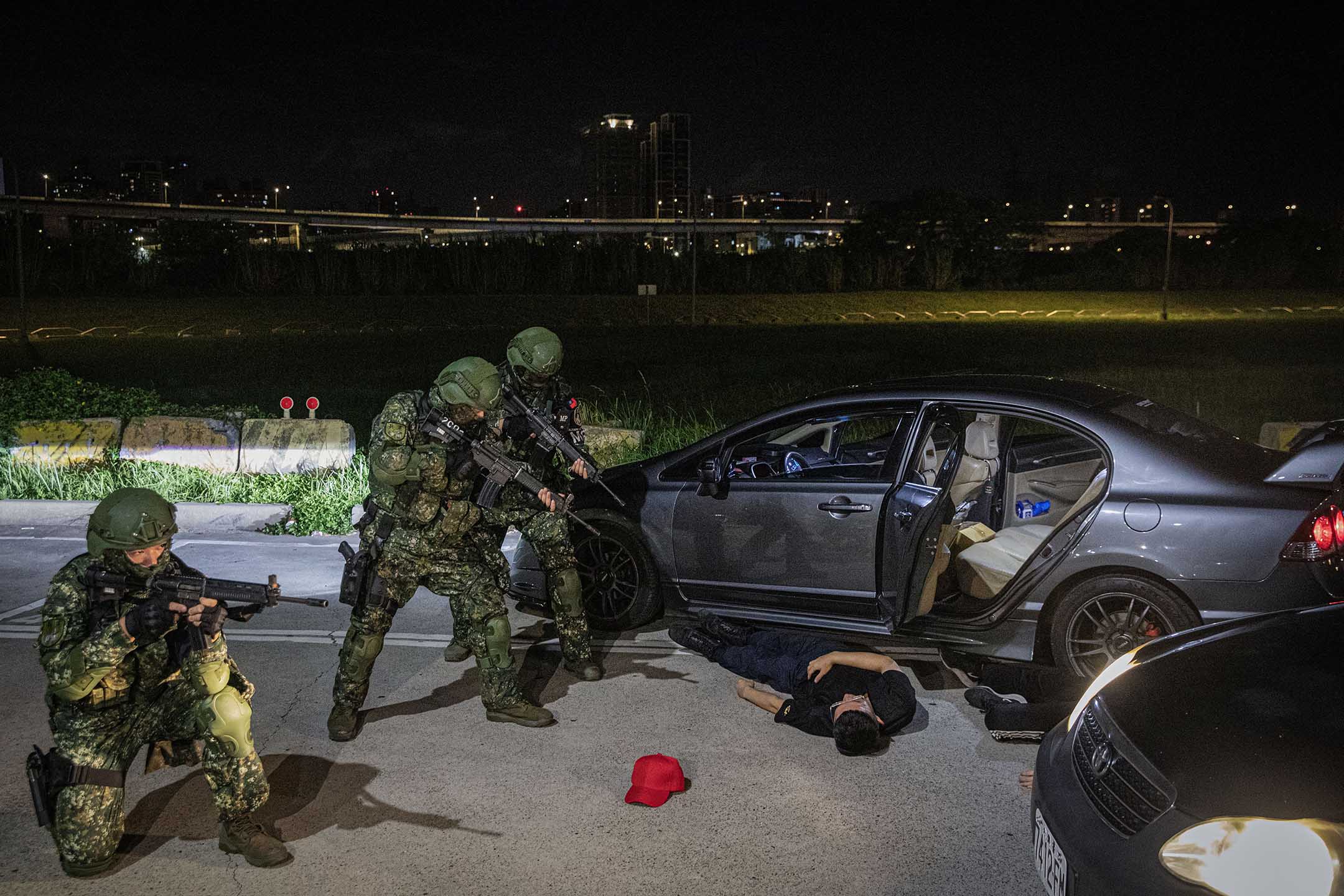 2023年7月25日，台北，漢光演習期間，軍警進行橋梁阻絕、封鎖及檢管暨萬華地區守備作戰演習。攝：陳焯煇/端傳媒