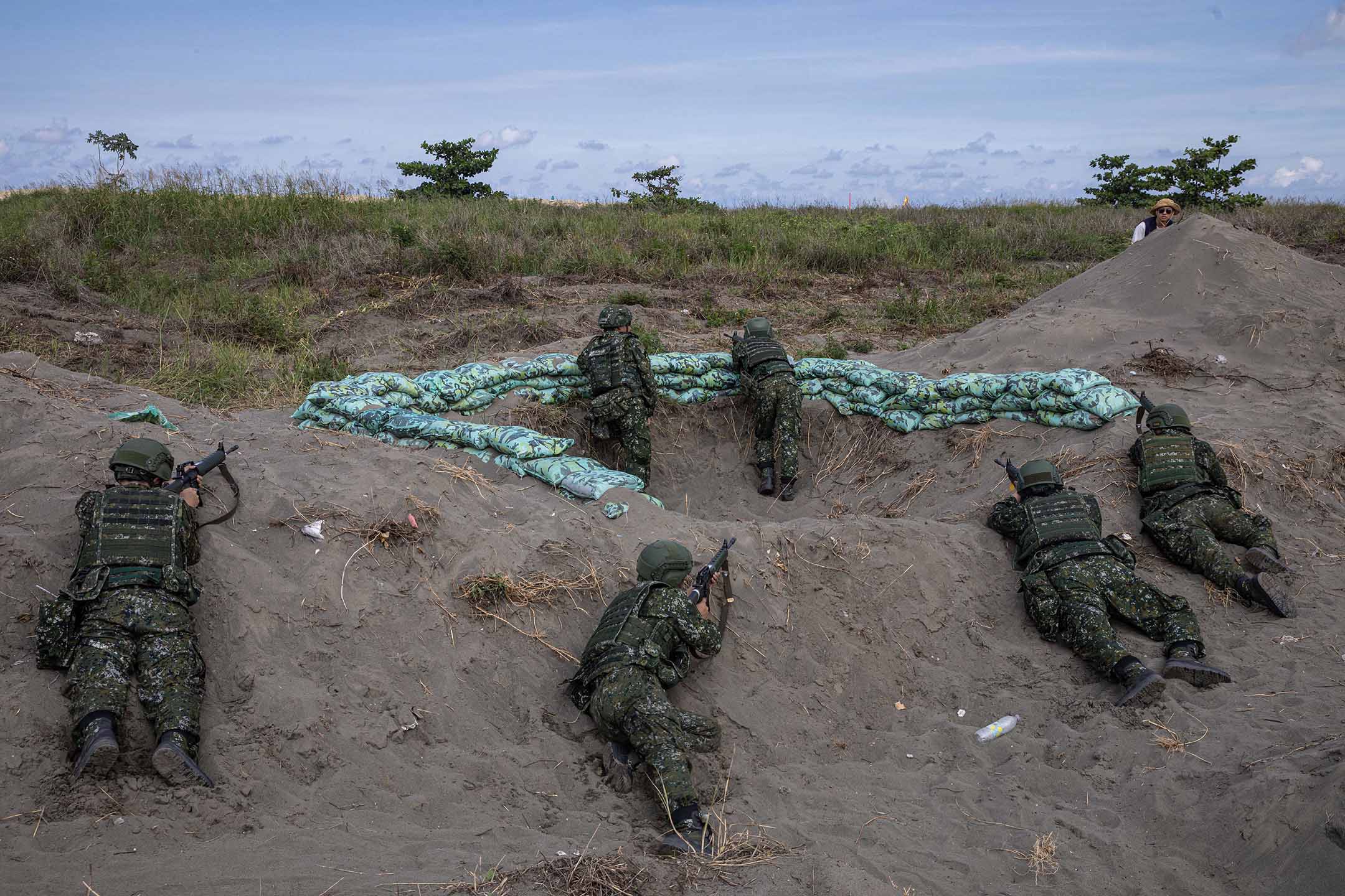 2023年7月25日，台南，漢光演習期習，士兵在沙漢操練。攝：陳焯煇/端傳媒